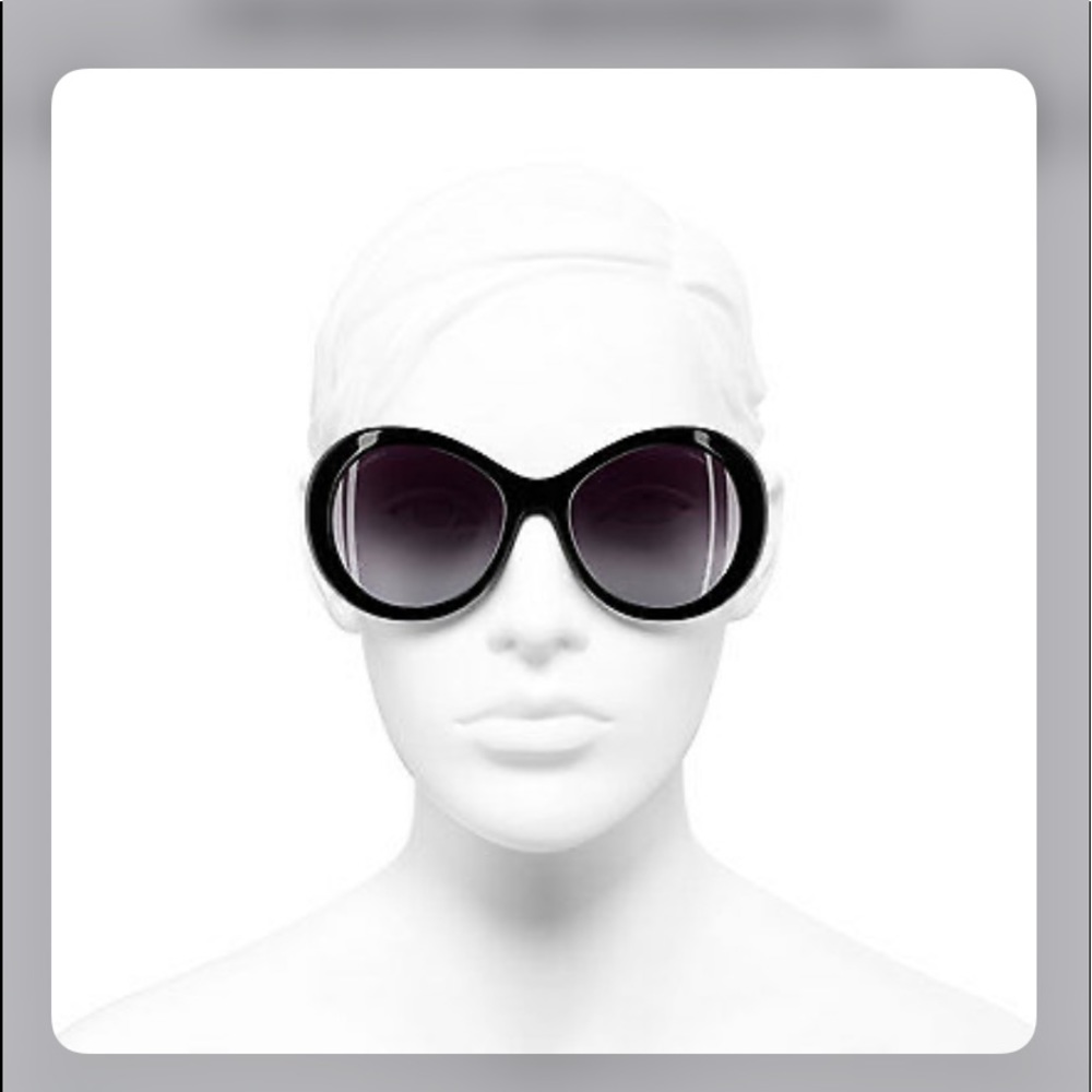 🖤$450. Chanel Classic Round Blk W/ silver CC logo - Picture 3 of 17